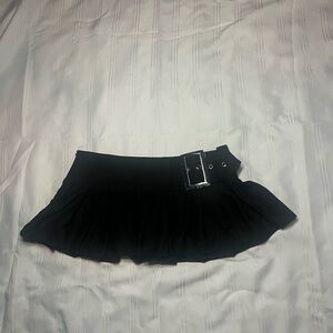 low rise mini pleated skirt